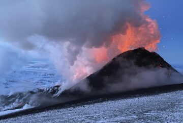 Dos volcanes entran en erupción en la península de Kamchatka en Rusia
