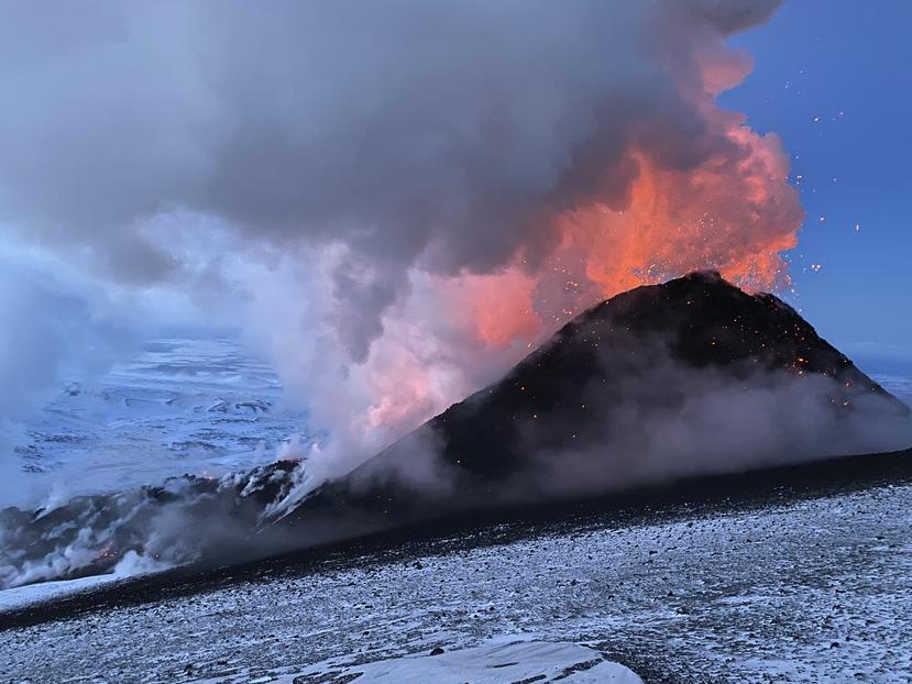 Dos volcanes entran en erupción en la península de Kamchatka en Rusia