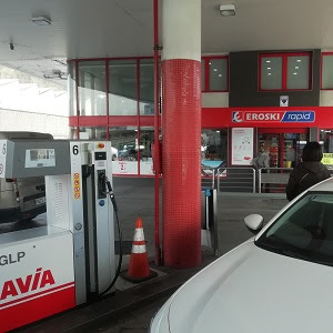 Eroski y AVIA consolidan su alianza sobre ruedas con la apertura de la tienda ‘rapid’ número 20 en gasolineras