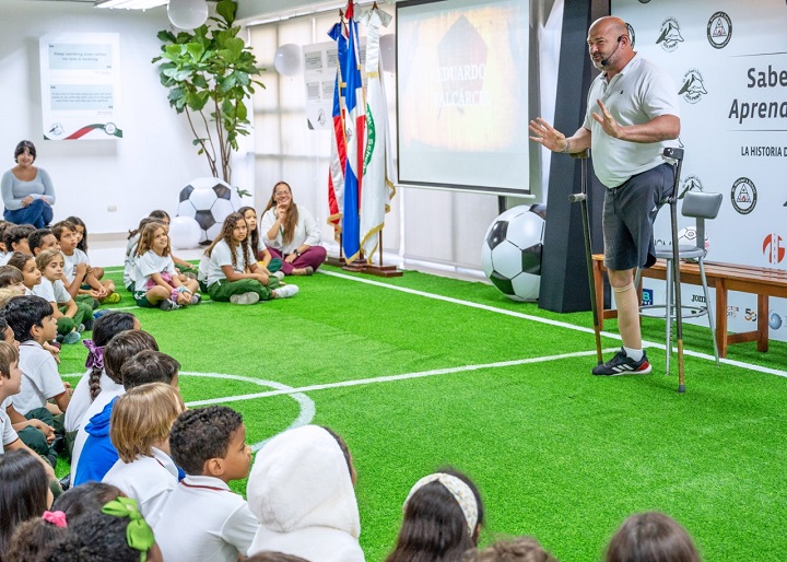 El Colegio St. Michael’s School invitó al país al reconocido entrenador internacional de fútbol para niños Eduardo Valcárcel, bajo la charla “Saber perder, aprender a ganar”.