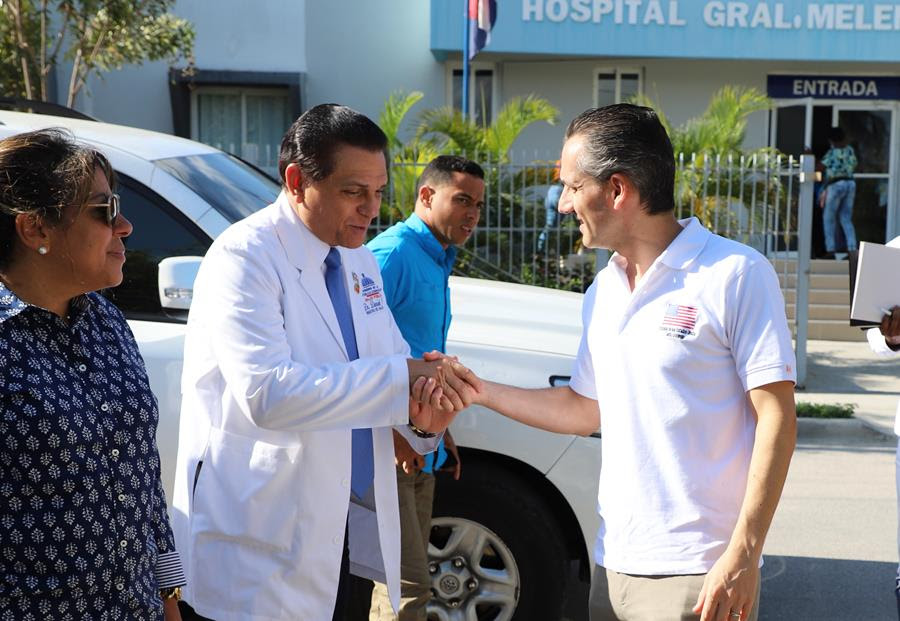 El Ministro de Salud Pública y el Encargado de Negocios de la Embajada de los EE.UU. visitan Jimaní 