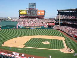 En San Diego: A Los Padres de la MLB le hace falta algo más que rezar y orar. Tienen que jugar una mejor pelota- béisbol.