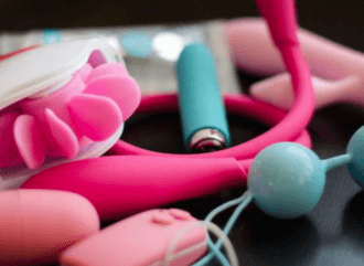El papel de los juguetes sexuales: Explorando el placer y fortaleciendo la intimidad en la pareja