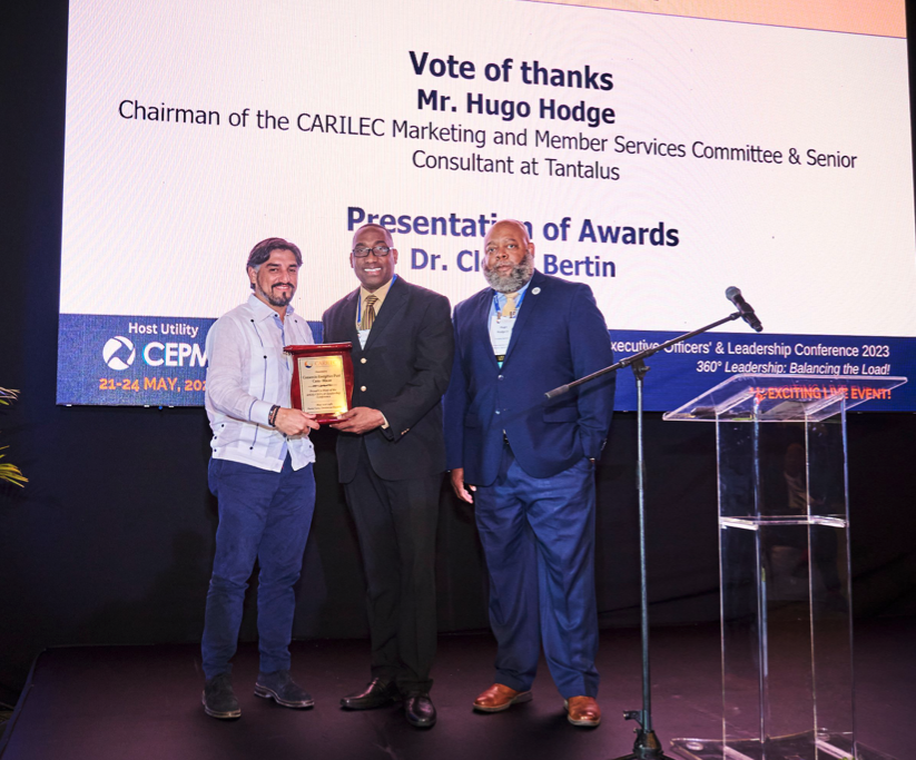 CEPM recibe un reconocimiento como coanfitrión de la conferencia “CEO & Liderazgo” de CARILEC