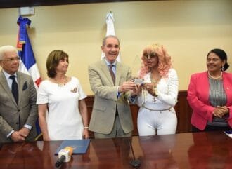 MESCYT reconoce trayectoria de la destacada merenguera Fefita La Grande