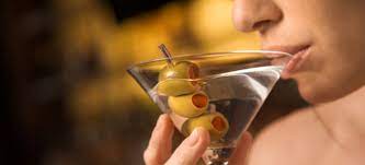 El consumo de alcohol durante la menopausia puede elevar el riesgo de enfermedades graves