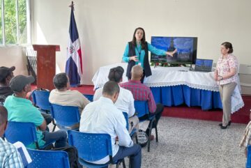 Iglesias, comunitarios, clubes deportivos y sociales coordinan con autoridades “De Vuelta Al Barrio” en Baní 