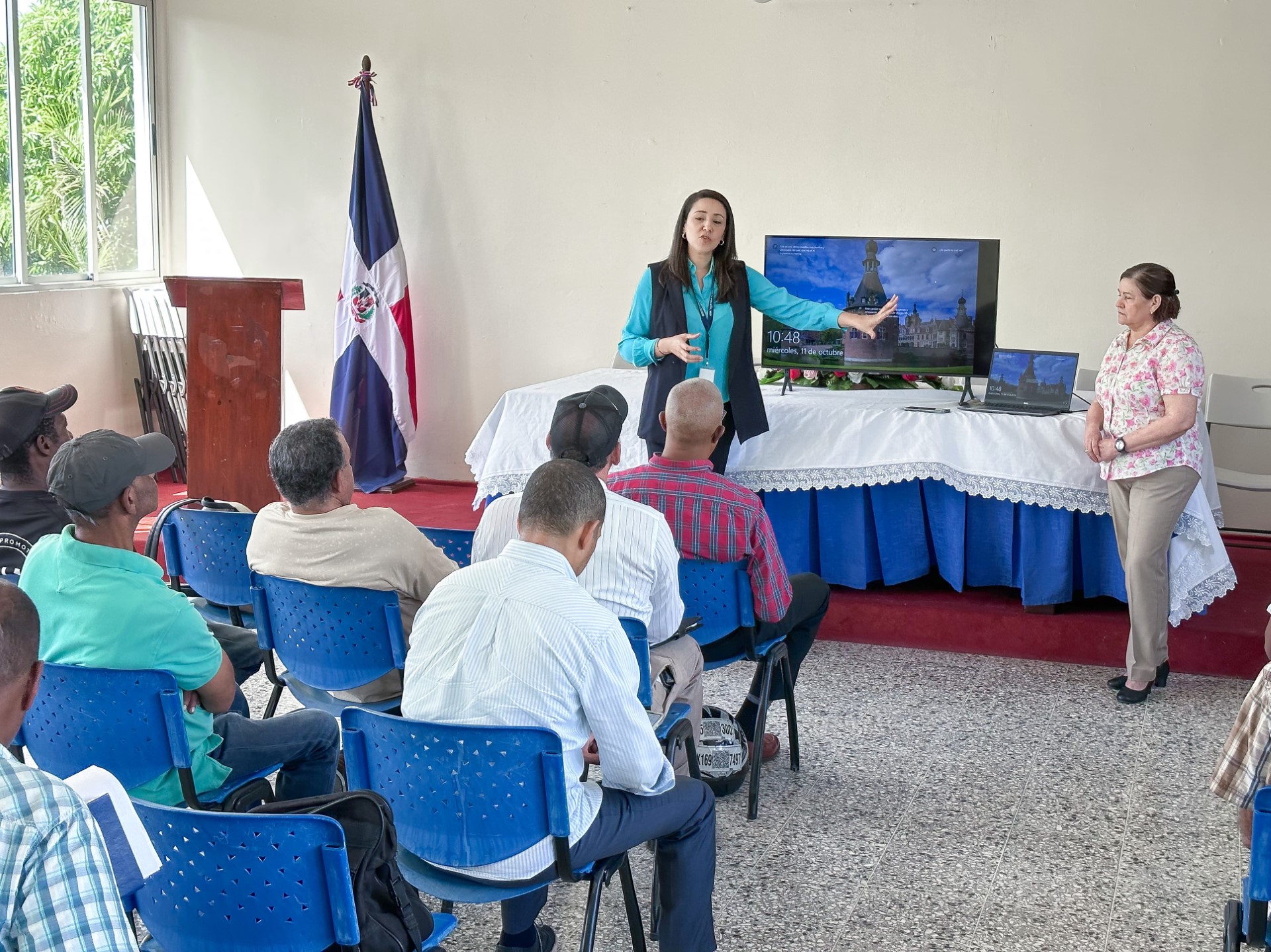 Iglesias, comunitarios, clubes deportivos y sociales coordinan con autoridades “De Vuelta Al Barrio” en Baní 