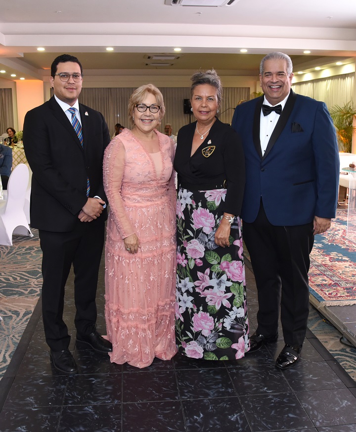 Juramentan nueva directiva de Rotary Santo Domingo Mirador