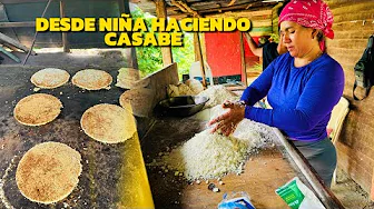 DESDE NIÑAS HACEN CASABE DE COCO EN EL CAMPO CANTABRIA DE REPUBLICA DOMINICANA