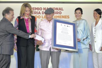 Manuel M. Moquete recibe distinción de ganador del Premio Nacional Feria del Libro Eduardo León Jimenes 2024