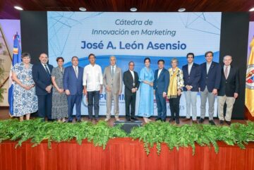 Santo Domingo, R.D.- La Pontificia Universidad Católica Madre y Maestra (PUCMM) y el grupo empresarial E. León Jimenes presentaron este martes la Cátedra de Innovación en Marketing José A. León Asensio, en homenaje a la trayectoria de quien puede considerarse el primer mercadólogo dominicano. Las cátedras universidad-empresa son espacios de promoción del desarrollo de un área de conocimiento de alta trascendencia, que fomentan el acercamiento de la universidad con el sector productivo y aportan a la creación de conocimiento y solución de problemas. La creación de esta Cátedra de Innovación en Marketing José A. Léon Asensio busca robustecer la competitividad de las marcas dominicanas y continuar fortaleciendo el conocimiento y la actualización de los principios del marketing, y rendir tributo a la memoria del líder empresarial José A. León Asensio. Las palabras de bienvenida estuvieron a cargo del rector de PUCMM, reverendo padre doctor Secilio Espinal, quien explicó que la cátedra fue la forma más idónea que visualizó para homenajear a León Asensio, porque esta vinculación entre la academia y empresa genera competencias, y en el caso particular de PUCMM y E. León Jimenes, amplia las posibilidades para servir a las marcas de las empresas dominicanas. “La cátedra se mantiene activa en el tiempo y contribuye al sector productivo, a través de la formación, asesorías, nuevas estrategias innovadoras de marketing y la generación de conocimientos, a través de la investigación”, puntualizó el rector. Marcos José Jorge León, presidente ejecutivo de E. León Jimenes, mencionó la afinidad que hay entre ambas instituciones en el compromiso social, y los objetivos que persigue esta cátedra, como mejorar las competencias en creatividad e innovación, necesarias para enfrentar las oportunidades del mercado actual y del futuro. La Cátedra, presentada en detalle por Julissa Pichardo, decana de la Facultad de Ciencias Económicas y Administrativas de la PUCMM, se enfocará en cuatro ejes o líneas de acción: la creatividad e innovación en marketing, marketing estratégico, el comportamiento del consumidor, la inteligencia de marketing y el marketing digital. “A veces parece que hay una brecha entre lo que hace la academia y lo que hace el sector productivo. Lo que queremos es estrechar esa brecha para que estudiantes, profesores e investigadores apliquen y vean lo que se hace, y compartir las buenas prácticas de las empresas de E. León Jimenes”, puntualizó la decana. Por E. León Jimenes, María Amalia León y Lidia León dieron unas emotivas palabras de agradecimiento por el padre que fue para ellas, por el legado y la empresa, por esta academia, por la mercadotecnia, “y por esta tierra fértil de gente buena, que procura justicia y paz”. “La gratitud nos enseña que al reconocer lo que tenemos, lo que podemos aportar y compartir con el otro, recobramos el sentido de vida y así, de instante en instante, habitar esa escurridiza palabra que llamamos esperanza”, expresaron. Durante el lanzamiento de esta iniciativa académica, se presentó a líderes empresariales y académicos un documental audiovisual sobre la vida de León Asensio, sus valores y su alto compromiso social, que impulsó a través de la filantropía y mecenazgo al deporte y la cultura de República Dominicana. Bajo la dirección de Raúl Camilo, este documental reúne la historia misma de la de las campañas publicitarias y las estrategias de mercadeo en la República Dominicana, a través de las marcas más emblemáticas de E. León Jimenes. Desde esta Cátedra se creará un programa de investigación para el desarrollo de artículos científicos y la creación de un repositorio sobre la innovación en marketing, como línea general. También contempla la ejecución de una clase magistral anual, dirigida por un ponente internacional y dedicada a la innovación en marketing, así como también, un concurso de creatividad e innovación, en el que se premiarán las mejores iniciativas empresariales y emprendedoras. Esta iniciativa persigue la búsqueda de resultados de impacto a corto y largo plazo, marcados por los aportes y el legado del señor José A. León Asensio. La nueva Cátedra de Innovación en Marketing José A. León Asensio se une a la contribución de las cátedras de Responsabilidad Social Empresarial Alejandro E. Grullón E., la Cátedra de Estudios Caribeños Frank Moya Pons, la Cátedra de Cultura Caribeña Carlos Dobal y la Cátedra de Literatura Caribeña René Del Risco Bermúdez, entre otras, impulsadas desde la PUCMM.