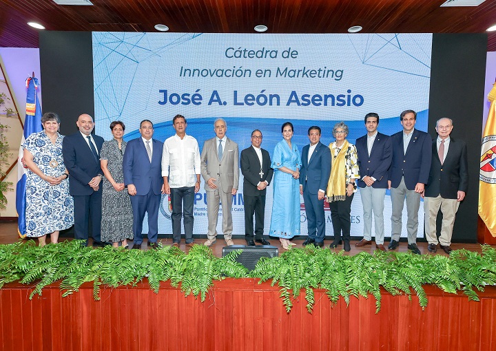 Santo Domingo, R.D.- La Pontificia Universidad Católica Madre y Maestra (PUCMM) y el grupo empresarial E. León Jimenes presentaron este martes la Cátedra de Innovación en Marketing José A. León Asensio, en homenaje a la trayectoria de quien puede considerarse el primer mercadólogo dominicano. Las cátedras universidad-empresa son espacios de promoción del desarrollo de un área de conocimiento de alta trascendencia, que fomentan el acercamiento de la universidad con el sector productivo y aportan a la creación de conocimiento y solución de problemas. La creación de esta Cátedra de Innovación en Marketing José A. Léon Asensio busca robustecer la competitividad de las marcas dominicanas y continuar fortaleciendo el conocimiento y la actualización de los principios del marketing, y rendir tributo a la memoria del líder empresarial José A. León Asensio. Las palabras de bienvenida estuvieron a cargo del rector de PUCMM, reverendo padre doctor Secilio Espinal, quien explicó que la cátedra fue la forma más idónea que visualizó para homenajear a León Asensio, porque esta vinculación entre la academia y empresa genera competencias, y en el caso particular de PUCMM y E. León Jimenes, amplia las posibilidades para servir a las marcas de las empresas dominicanas. “La cátedra se mantiene activa en el tiempo y contribuye al sector productivo, a través de la formación, asesorías, nuevas estrategias innovadoras de marketing y la generación de conocimientos, a través de la investigación”, puntualizó el rector. Marcos José Jorge León, presidente ejecutivo de E. León Jimenes, mencionó la afinidad que hay entre ambas instituciones en el compromiso social, y los objetivos que persigue esta cátedra, como mejorar las competencias en creatividad e innovación, necesarias para enfrentar las oportunidades del mercado actual y del futuro. La Cátedra, presentada en detalle por Julissa Pichardo, decana de la Facultad de Ciencias Económicas y Administrativas de la PUCMM, se enfocará en cuatro ejes o líneas de acción: la creatividad e innovación en marketing, marketing estratégico, el comportamiento del consumidor, la inteligencia de marketing y el marketing digital. “A veces parece que hay una brecha entre lo que hace la academia y lo que hace el sector productivo. Lo que queremos es estrechar esa brecha para que estudiantes, profesores e investigadores apliquen y vean lo que se hace, y compartir las buenas prácticas de las empresas de E. León Jimenes”, puntualizó la decana. Por E. León Jimenes, María Amalia León y Lidia León dieron unas emotivas palabras de agradecimiento por el padre que fue para ellas, por el legado y la empresa, por esta academia, por la mercadotecnia, “y por esta tierra fértil de gente buena, que procura justicia y paz”. “La gratitud nos enseña que al reconocer lo que tenemos, lo que podemos aportar y compartir con el otro, recobramos el sentido de vida y así, de instante en instante, habitar esa escurridiza palabra que llamamos esperanza”, expresaron. Durante el lanzamiento de esta iniciativa académica, se presentó a líderes empresariales y académicos un documental audiovisual sobre la vida de León Asensio, sus valores y su alto compromiso social, que impulsó a través de la filantropía y mecenazgo al deporte y la cultura de República Dominicana. Bajo la dirección de Raúl Camilo, este documental reúne la historia misma de la de las campañas publicitarias y las estrategias de mercadeo en la República Dominicana, a través de las marcas más emblemáticas de E. León Jimenes. Desde esta Cátedra se creará un programa de investigación para el desarrollo de artículos científicos y la creación de un repositorio sobre la innovación en marketing, como línea general. También contempla la ejecución de una clase magistral anual, dirigida por un ponente internacional y dedicada a la innovación en marketing, así como también, un concurso de creatividad e innovación, en el que se premiarán las mejores iniciativas empresariales y emprendedoras. Esta iniciativa persigue la búsqueda de resultados de impacto a corto y largo plazo, marcados por los aportes y el legado del señor José A. León Asensio. La nueva Cátedra de Innovación en Marketing José A. León Asensio se une a la contribución de las cátedras de Responsabilidad Social Empresarial Alejandro E. Grullón E., la Cátedra de Estudios Caribeños Frank Moya Pons, la Cátedra de Cultura Caribeña Carlos Dobal y la Cátedra de Literatura Caribeña René Del Risco Bermúdez, entre otras, impulsadas desde la PUCMM.