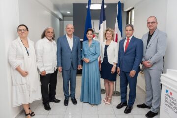 LA EMBAJADA DE FRANCIA EN REPÚBLICA DOMINICANA ENTREGA A LA DRA. MARÍA AMALIA LEÓN LA PRESTIGIOSA CONDECORACIÓN DE CHEVALIER DES ARTS ET LETTRES