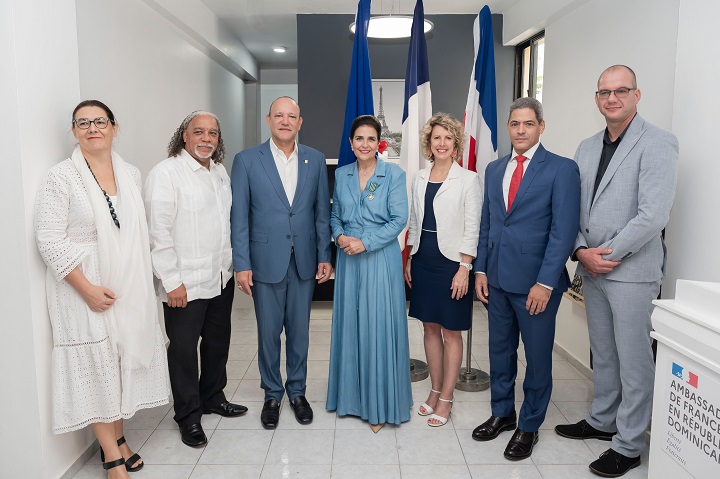 LA EMBAJADA DE FRANCIA EN REPÚBLICA DOMINICANA ENTREGA A LA DRA. MARÍA AMALIA LEÓN LA PRESTIGIOSA CONDECORACIÓN DE CHEVALIER DES ARTS ET LETTRES