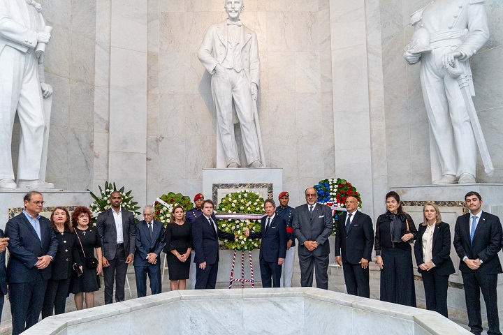 Cuerpo Consular conmemoró el “Día del Cuerpo Consular” con una ofrenda floral en el Altar de la Patria