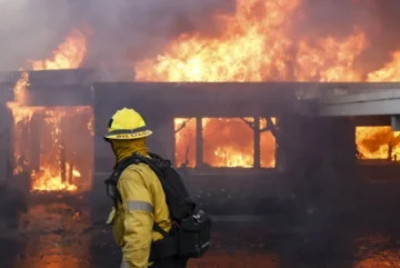 incendio que avanza sin control en el oeste de Los Ángeles destruye numerosas viviendas