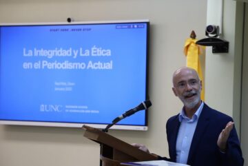 La Embajada de los EE. UU. organiza taller sobre periodismo ético con catedrático de la Universidad de Carolina del Norte