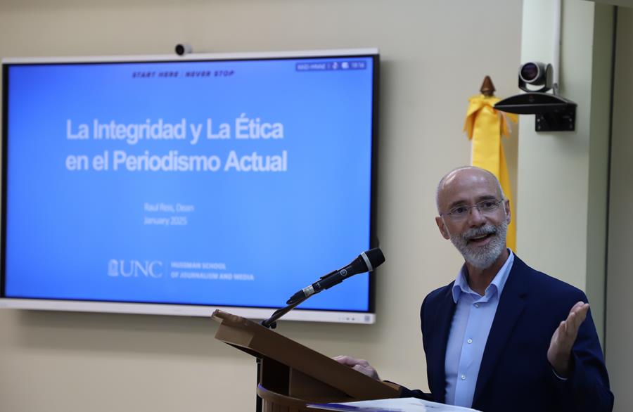 La Embajada de los EE. UU. organiza taller sobre periodismo ético con catedrático de la Universidad de Carolina del Norte