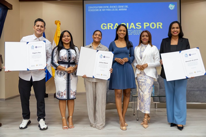 Jóvenes líderes analizan el presente y el futuro del periodismo durante conversatorio