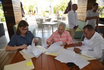 Puerto Plata, R.D. – Con el objetivo de prevenir que más de 100 toneladas de residuos plásticos lleguen al océano para el año 2027, fue lanzado este miércoles 11 de junio el Programa Comunidades Circulares, una iniciativa liderada por la Fundación Genera del Grupo ITM, con el respaldo de Port Taíno Bay, la Alcaldía de Puerto Plata, el Clúster Turístico del Destino Puerto Plata, y múltiples organizaciones comunitarias e institucionales. El acto de lanzamiento tuvo lugar en la Cantina Latina de Port Taíno Bay, y reunió a autoridades locales, representantes del sector privado y comunitario, así como actores clave del ecosistema turístico y ambiental de la provincia. Durante el evento se formalizó la integración del Clúster Turístico del Destino Puerto Plata al programa, mediante la firma de un acuerdo de colaboración suscrito por varias entidades participantes, y firmado por Birgitt Heinsen en representación del Clúster. El programa, desarrollado bajo el lema “De las cañadas al mar, Puerto Plata hay que limpiar”, promueve un modelo de gestión integral de residuos sólidos que incluye acciones de gobernanza ambiental, educación, participación comunitaria y sostenibilidad empresarial. Entre sus principales objetivos se destacan: promover la gestión eficiente y responsable de los residuos sólidos urbanos en el municipio de Puerto Plata; desarrollar campañas de sensibilización ambiental mediante medios, redes sociales y actividades comunitarias; e implementar un programa piloto de reciclaje y manejo de residuos en las comunidades de Ensanche Dubocq, Playa Oeste y Vía Férrea, con énfasis en la reducción de plásticos de un solo uso. “Esta iniciativa es un ejemplo del compromiso social y medioambiental que tenemos las empresas del sector turismo. Celebramos este tipo de alianzas que demuestran que sí podemos trabajar unidos por nuestras comunidades”, expresó Birgitt Heinsen, presidente del Clúster. Añadió, “La Fundación Genera ITM cuenta con el respaldo de la cadena de valor, y estamos seguros de que este proyecto servirá de inspiración para otras comunidades en la zona. Es una muestra concreta de que en Puerto Plata el turismo avanza hacia un modelo más sostenible”. Como parte de su compromiso, el Clúster participará activamente en las campañas de sensibilización y promoverá la adopción del programa de reciclaje entre sus afiliados del sector turístico, contribuyendo así al posicionamiento de Puerto Plata como un destino alineado con la sostenibilidad y la responsabilidad ambiental.