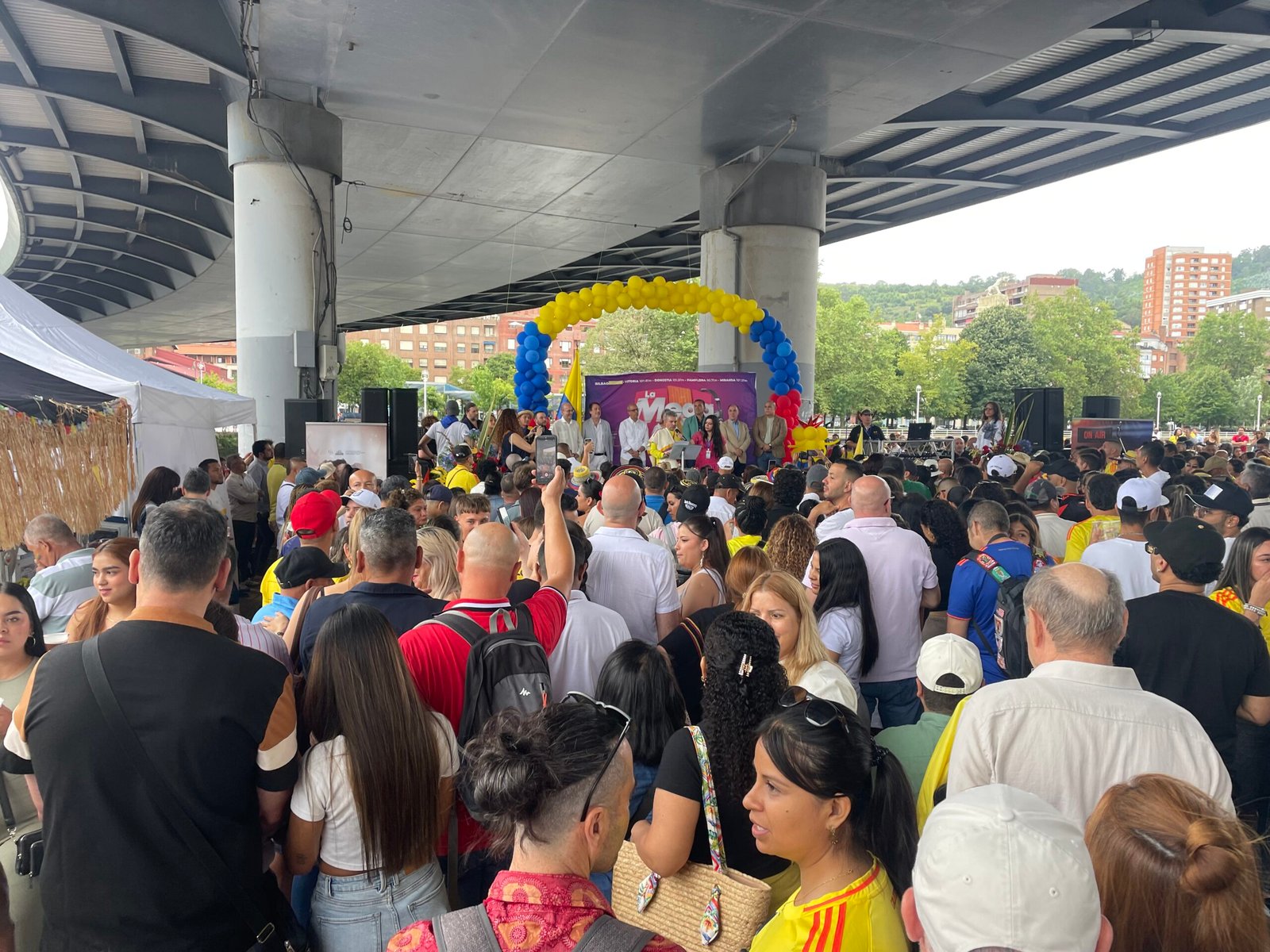 Colombianos abarrotan el Museo Marítimo de Bilbao para celebrar sus 215 años de independencia