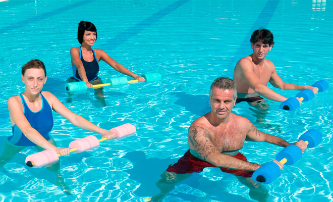 Ejercicio acuático para fortalecer el cuerpo, mejorar la movilidad y cuidar las articulaciones